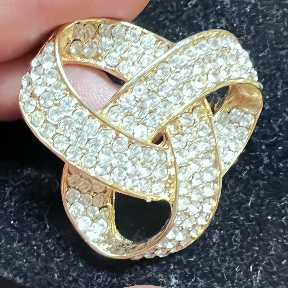 Vintage hvy gold metal clear crystal rhinestone twisted knot brooch pin